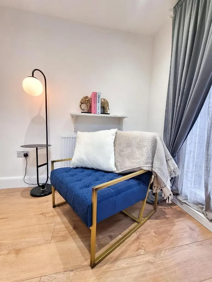 Designer Flat With Parking Near Peckham & Brixton Apartment London