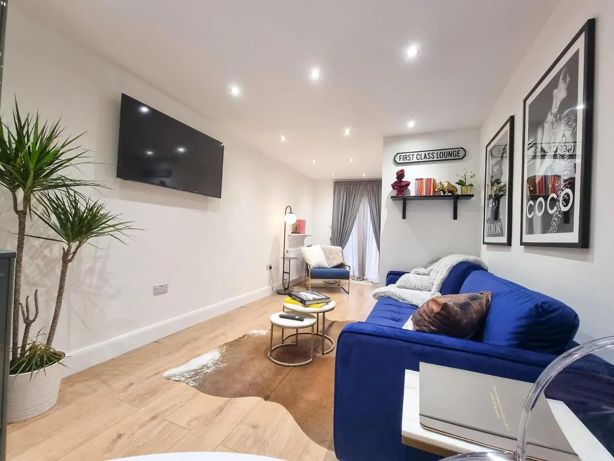 Designer Flat With Parking Near Peckham & Brixton Apartment London